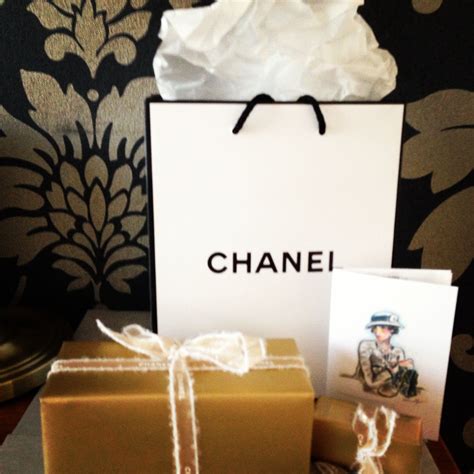 chanel gift wrapping